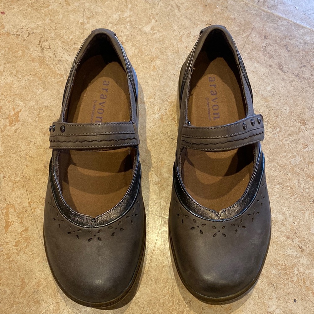 Aravon “Duxbury Dolly” Mary Janes - size 9D